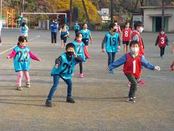 １１月１６日 火 みんなで楽しんだ集会 青梅市立成木小学校
