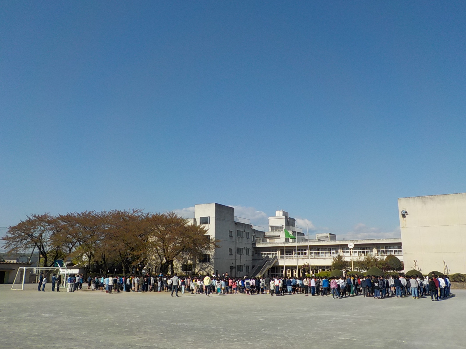 校庭からの校舎全景