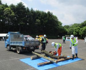 建設業協会と市による倒木の撤去