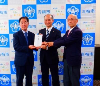 3月12日の第56回青梅マラソン大会期間中に募った能登半島地震募金の公益財団法人報知社会福祉事業団への贈呈式の写真