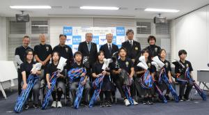 11月29日一般社団法人日本高等学校・中学校ゴルフ連盟からの青梅市立第六・七中学校ゴルフ部へのゴルフクラブ贈呈式の写真