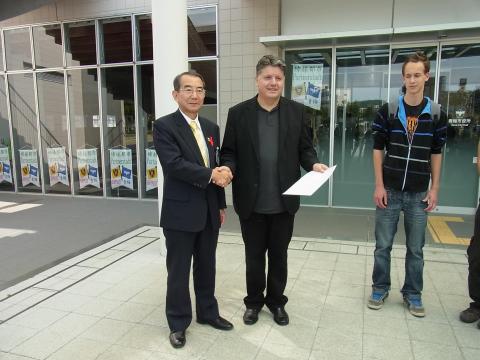 竹内市長と握手するベアシュ市長