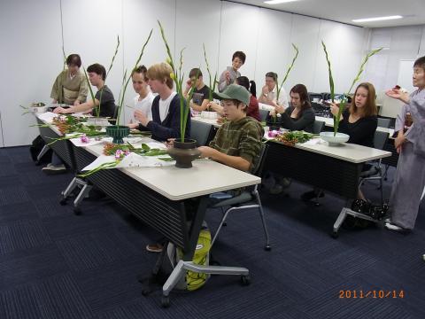 生け花体験の様子