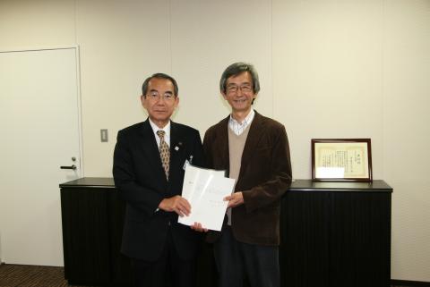 答申の様子・・・篠原会長の画像2