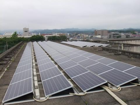 泉中学校の太陽光パネル