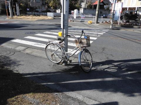 道路上の放置自転車の画像