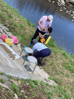 泥だんご作りに挑戦している様子