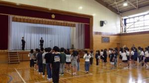 感謝の気持ちを歌で伝えている様子