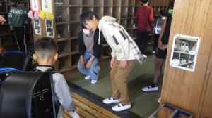下駄箱でのお出迎え②