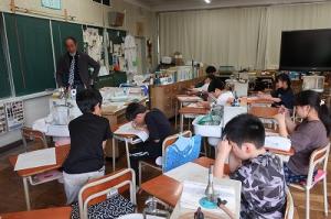 理科の授業で考える子供