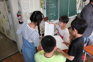 理科の授業で話し合う子供たち