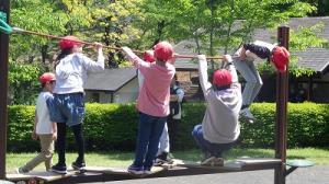 遊具で遊ぶ子供3