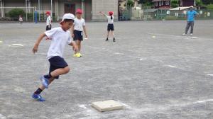 ベースランニングをする子供