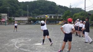 野球型ゲームを楽しむ子供