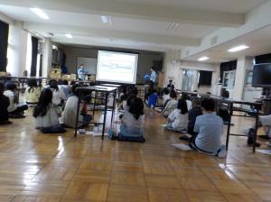 水道キャラバン授業を聞いている様子