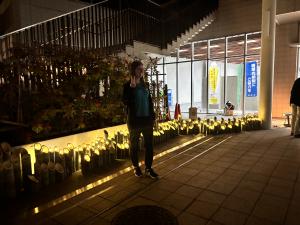 竹灯籠の前で撮影している使節団員