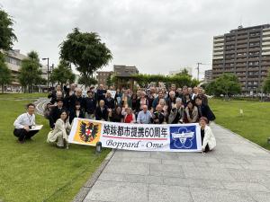 友好の鐘前での記念撮影
