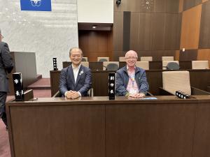 議場を見学する様子