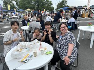 マルシェで食事を楽しむホストファミリーとゲスト