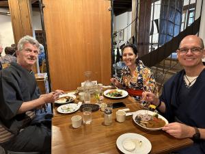 繭蔵でランチを食べる使節団員