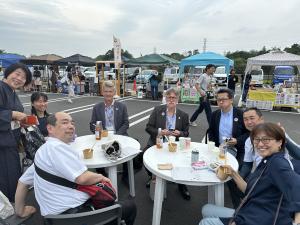マルシェを楽しむ使節団員とホストファミリー