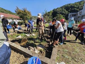 学校環境緑化事業で第七小学校のビオトープ池を復活させました