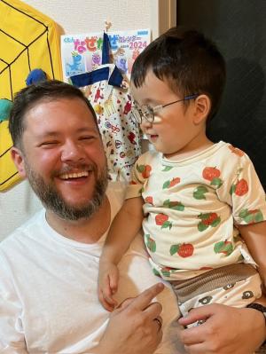 ホストファミリーのお子さんと団員のツーショット