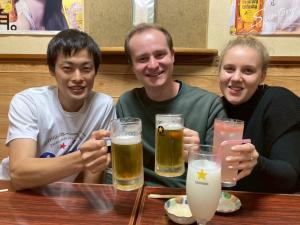 居酒屋でのスリーショット