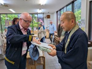 贈り物を渡すハーゼンアイアー市長