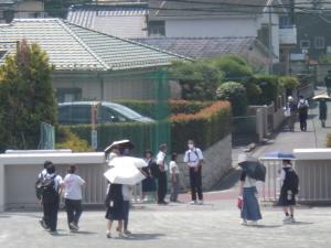 正門前