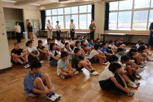 話を聞く姿