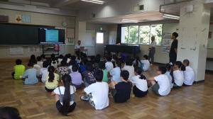真剣に聞く子供たち