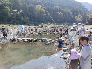 釣りを楽しんでいる様子