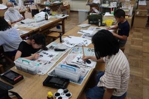 水墨画を体験する児童