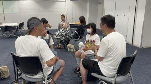 話し合う様子