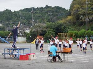 こぶしを突き上げて