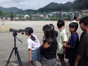 外で鳥を見る様子