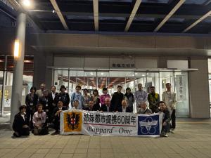 市役所正面玄関前での集合写真