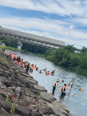 川遊びを楽しむ様子