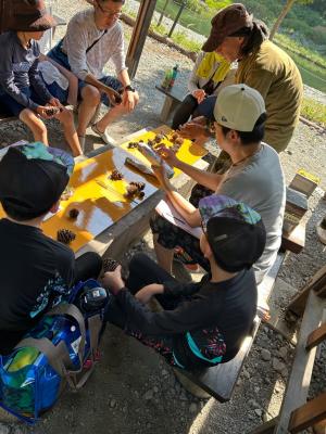 炭焼きを楽しむ様子