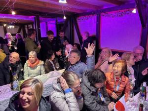 ワイン祭りを楽しむ団員