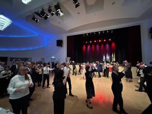 東京音頭を踊る団員