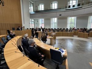 議場を見学する様子