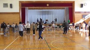 楽器を運び入れる様子