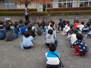 サツマイモ堀り前に、説明を聞く児童の様子