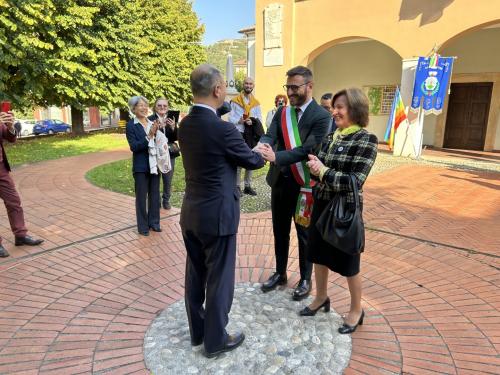 出迎えのアルベルト市長とビアンカ副市長の写真