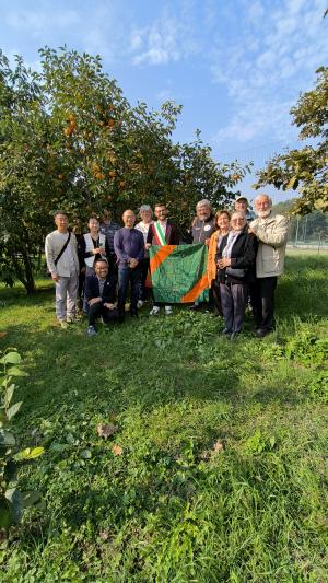 柿の木と柿の木プロジェクトの皆さんの写真