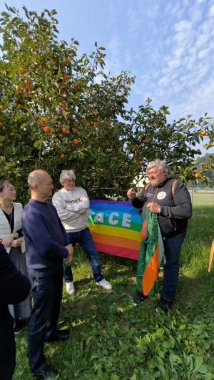 柿の木と柿の木プロジェクトの皆さんの写真