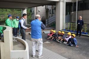 説明を聞く1年生