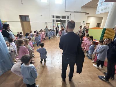 保育園内の園児と市長の写真